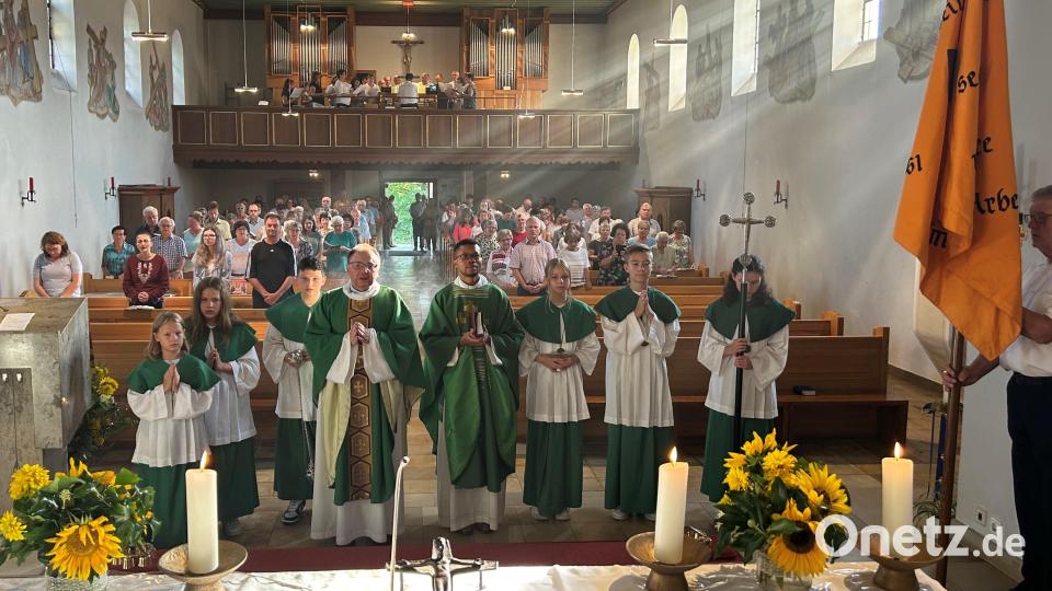 Pfarrvikar Dr. Justin Kishimbe wurde bei der Heiligen Messe in der Herz-Jesu-Kirche aus der Pfarreiengemeinschaft Kulmain/Immenreuth verabschiedet. Bild: mez