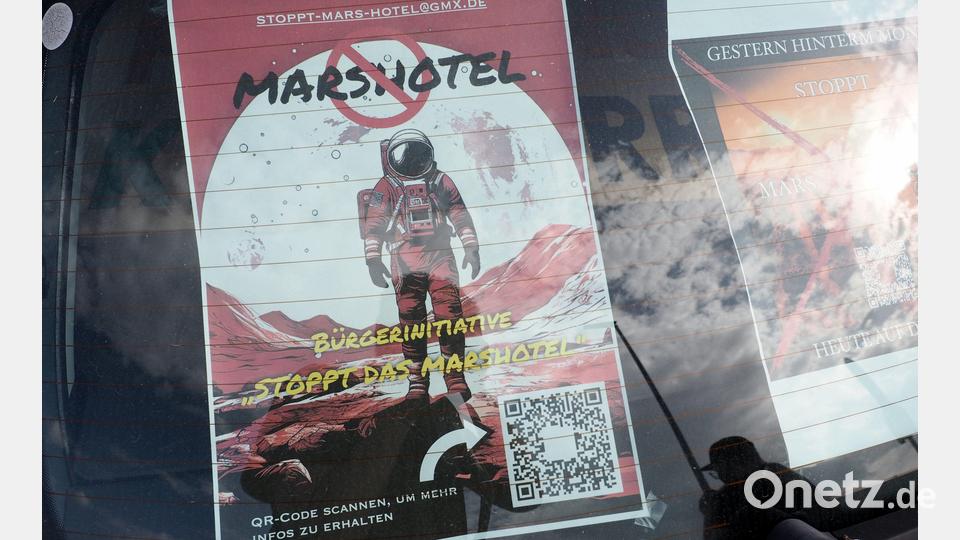 Mitglieder der BI gegen das Marshotel beziehen mit Plakaten in ihren Autos Position. Bild: kek