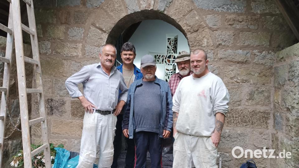 Malermeister Hermann Eckl führte mit seinen Helfern die Tüncharbeiten in der Kapelle „Zum Roten Kreuz“ durch. Bild: gi