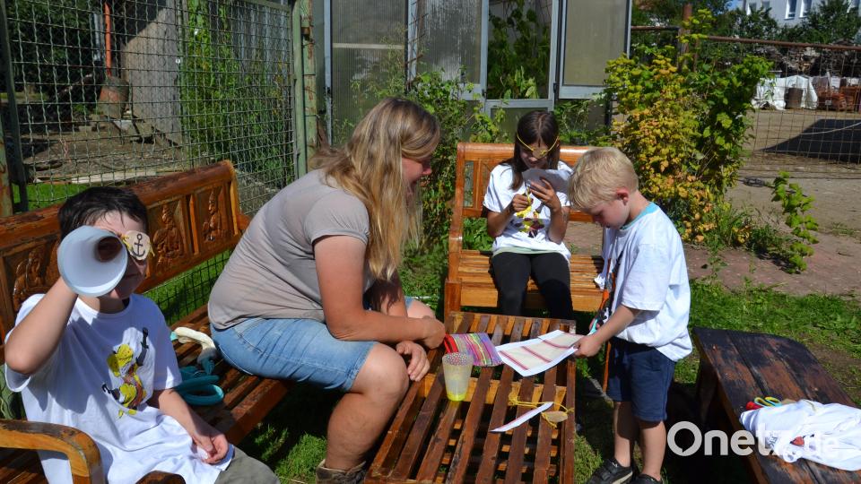 Eifrig wurden auch Augenklappen sowie Fernrohre aus Chips- und Küchenrollen unter der Leitung von Andrea Stefinger gebastelt. Bild: gi