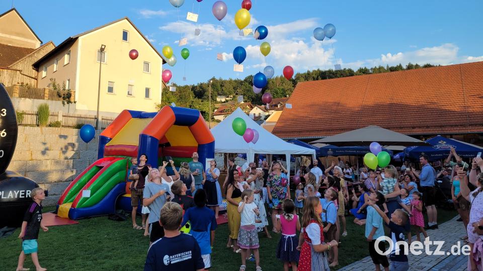 Viele Blicke nach oben: Der Ballonflugwettbewerb findet vor allem bei Kindern und deren Eltern großen Anklang. Bild: F. Danner/exb