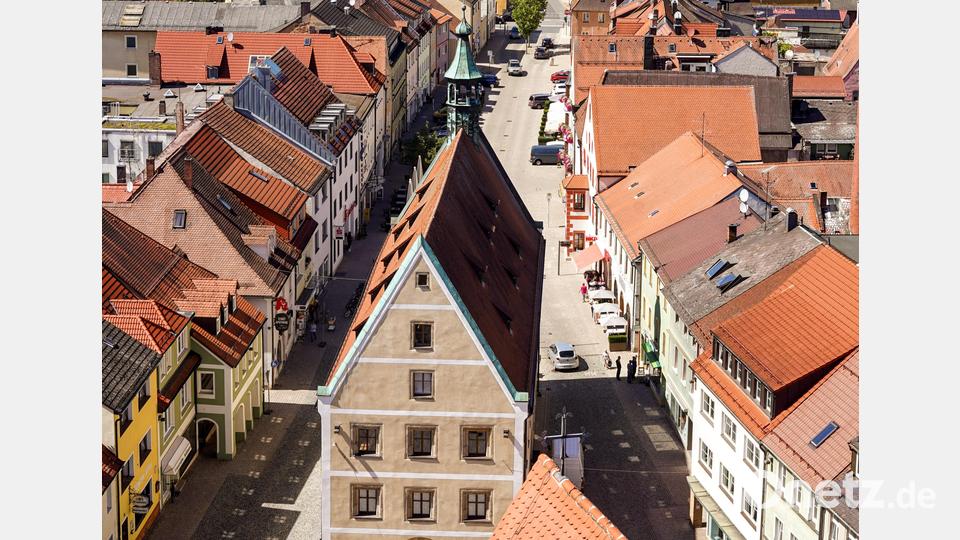 Nach 180 Stufen treppauf im Kirchturm wartet dieser Blick auf Auerbach. Bild: Klaus Riede/exb