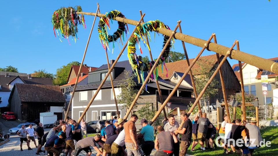 Zum Programm gehört auch das Aufstellen des Kirwabaums. Bild: F. Danner/exb