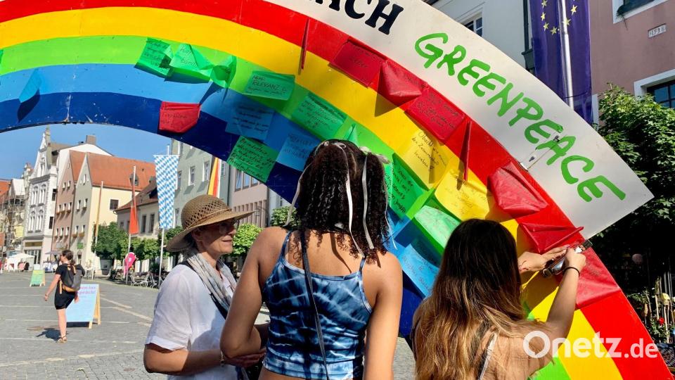 An einen Regenbogen dürfen Zukunftswünsche geheftet werden. Bild: Gabi Schönberger