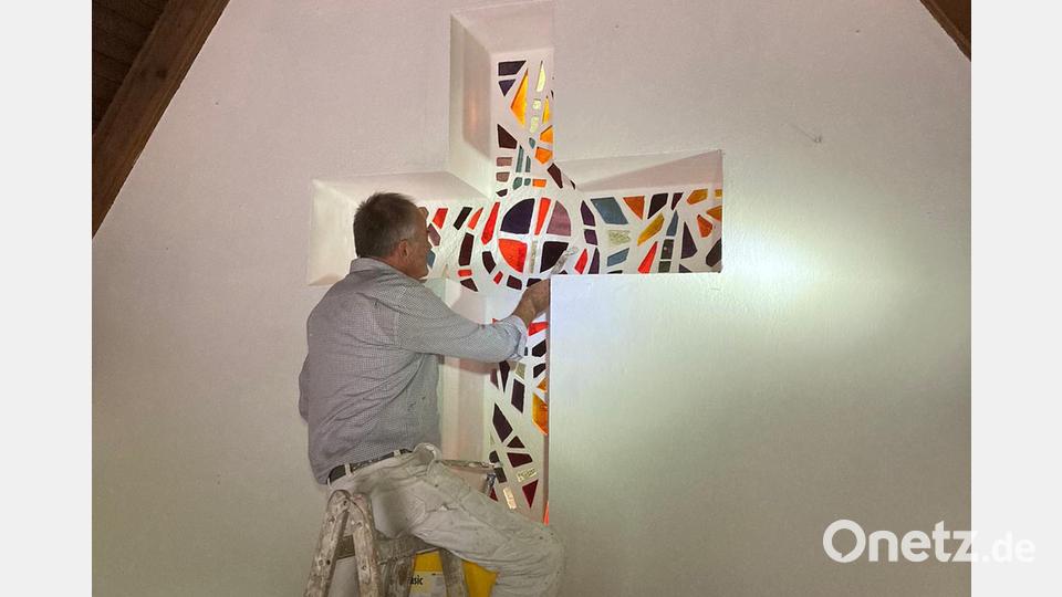 Die Arbeiten an dem Glasmosaik in der Kapelle „Zum Roten Kreuz“ ist zeitaufwändig. Bild: gi