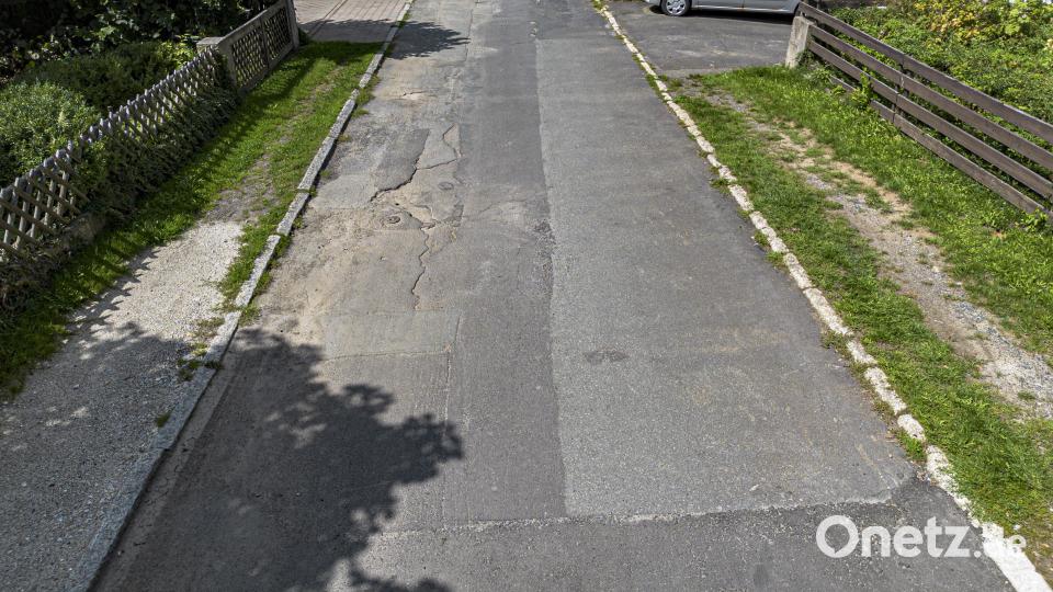 Der Straßenbelag in der Klostergasse ist seit vielen Jahren in einem desolaten Zustand. Bild: Wolfgang Erhart/exb