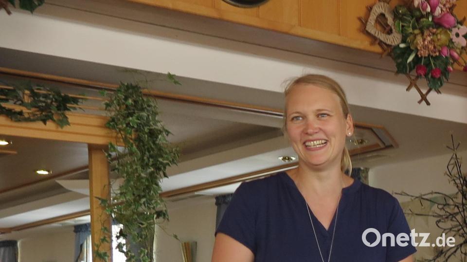 Quartiermanagerin Stefanie Baier (links) begrüßte die beiden Referenten Beate Römhild 
und Peter Prunhuber (von rechts). Bild: jzk