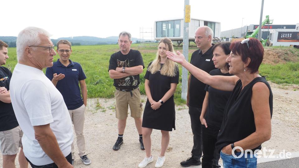 Zweiter Bürgermeister Norbert Gradl (links) diskutiert mit Mitgliedern der Bürgerinitiative „Stoppt das Marshotel“. Bild: kek