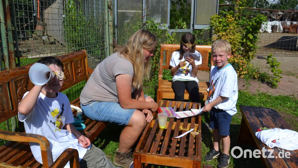 Eifrig wurden auch Augenklappen sowie Fernrohre aus Chips- und Küchenrollen unter der Leitung von Andrea Stefinger gebastelt. Bild: gi