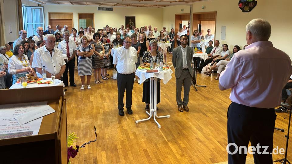 Der weltliche Teil der Verabschiedung fand im Anschluss im Herz-Jesu-Pfarrheim statt. Dort nutzten zahlreiche Gäste die Möglichkeit, sich auch persönlich von Kaplan Justin zu verabschieden. Bild: mez