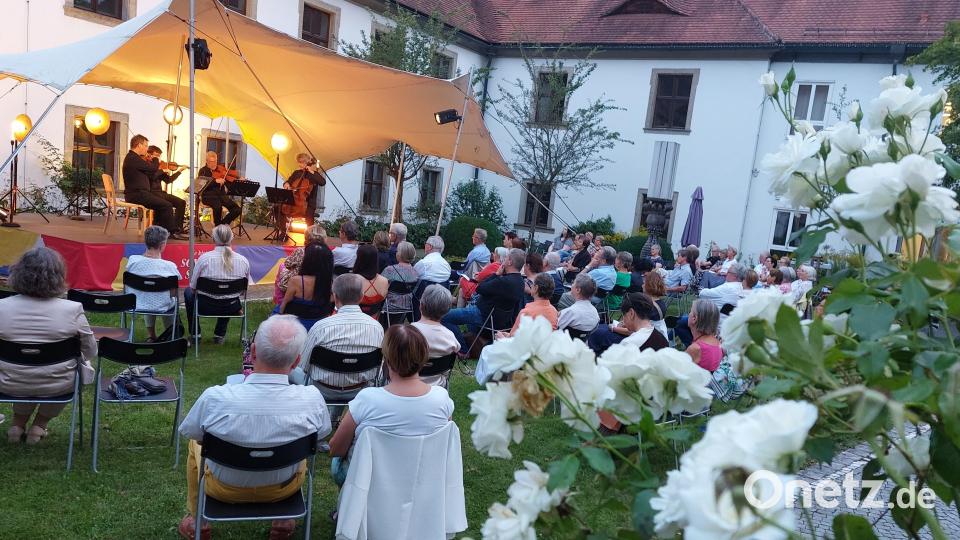 Der Innenhof der Regionalbibliothek bietet das perfekte Ambiente für das Vogler-Quartett. Bild: Kunz