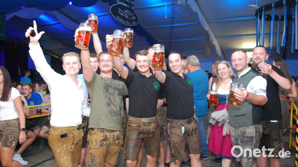 Beim Kirwa-Auftakt am Freitag herrscht beste Stimmung im Festzelt. Bild: tss