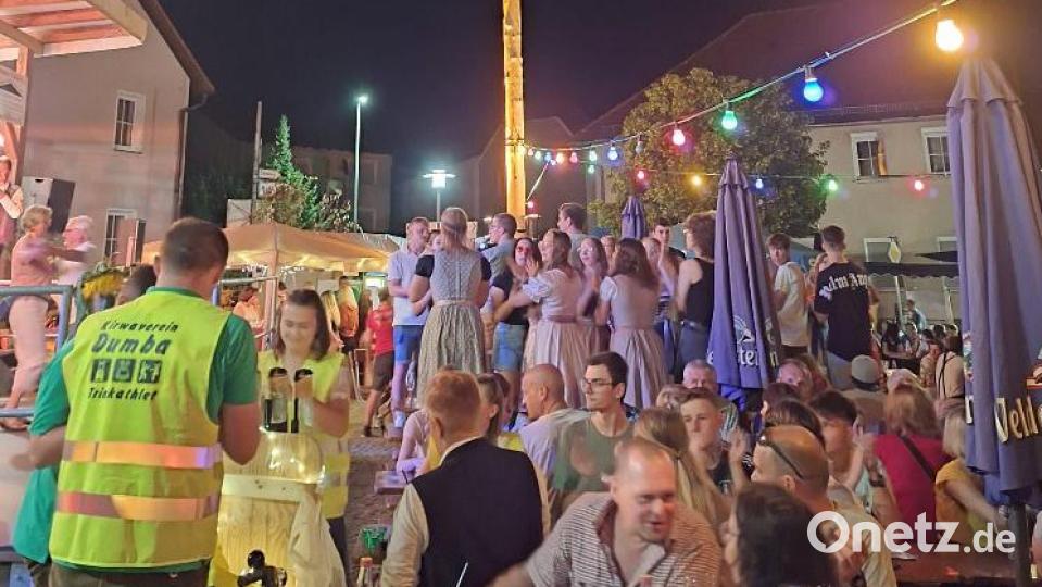 Bei besten Sommerwetter ist der Turnerplatz gefüllt bis auf den letzten Platz. Die Gäste genossen die laue Sommernacht und feierten ausgiebig. Bild: exb; Kirwaverein/Kerstin Gerchau