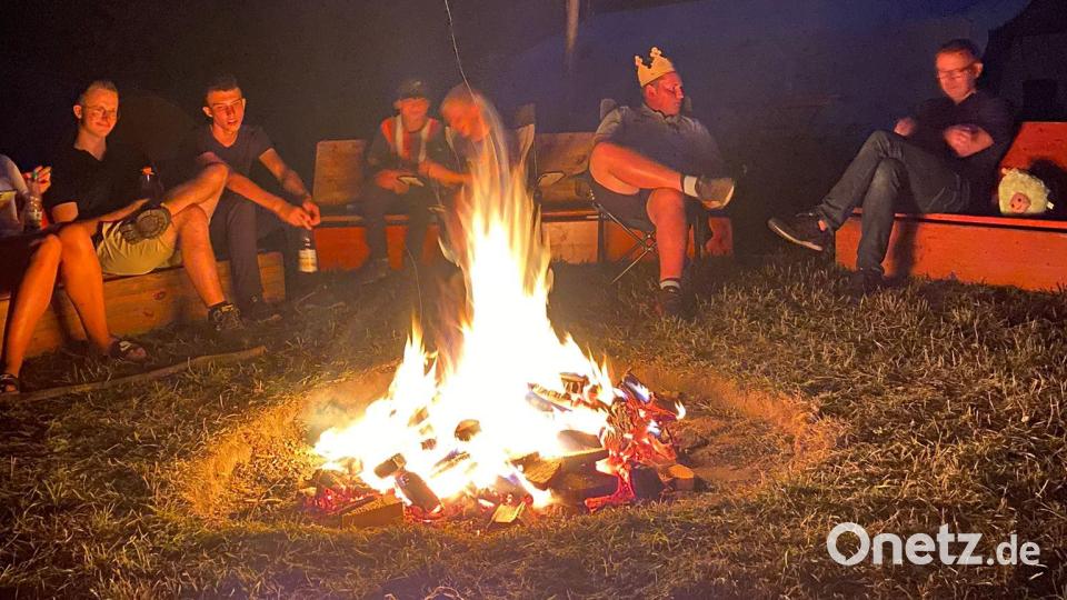 Lagerfeuer-Runden durften beim Zeltlager der Waldsassener Ministranten natürlich nicht fehlen. Bild: Lukas Scharnagl/exb