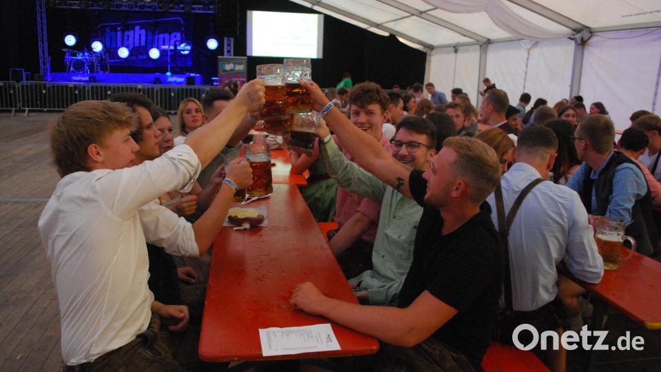 Die Krüge hoch! Die Besucher feiern ausgelassen. Bild: tss