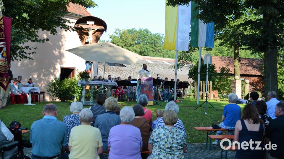 Mit Unterstützung der Blechfrösch zelebrierte Pfarrer Jaison Thomas einen feierlichen Gottesdienst zur Enzenriether Kirchweih. Bild: kki