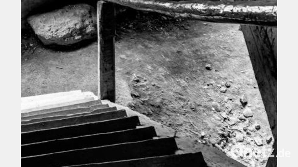 Die Treppe im alten Frühmesserhaus in Vilseck erscheint auf dem Cover der Krimigeschichte &quot;W(h)eisse Spur&quot;. Bild: Koch