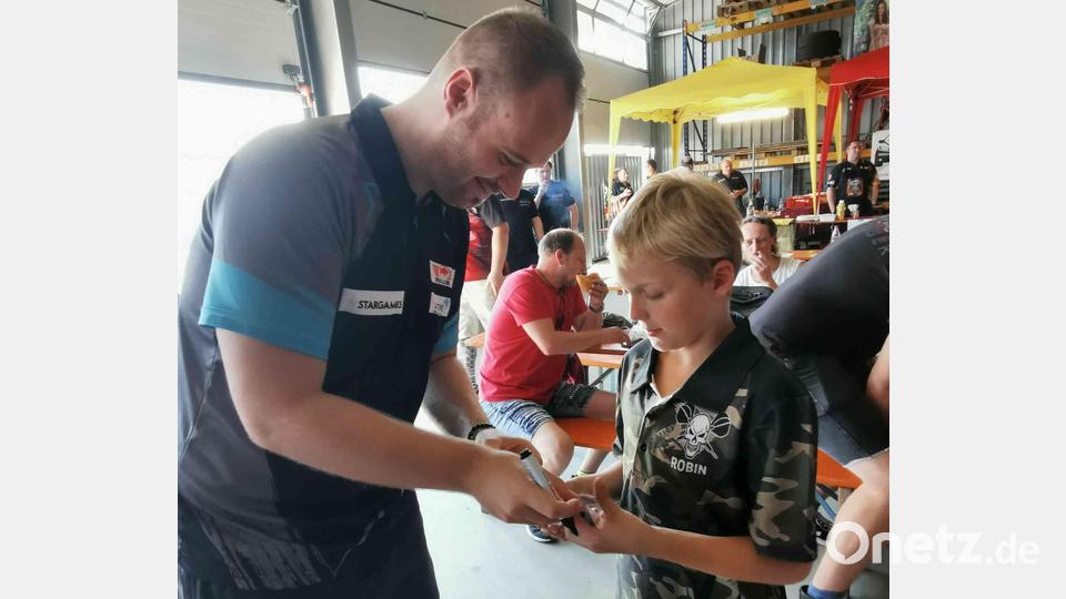In Eslarn gibt Dartprofi Max Hopp viele Autogramme und steht den Fans für Selfies zur Verfügung. Bild: gz