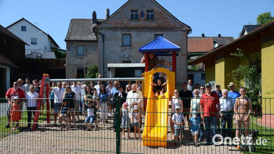 Haidenaab hat einen neuen, weiteren Spielplatz. Nahe der Haidenaabbrücke können Kinder nun klettern, rutschen und schaukeln. Bild: ak