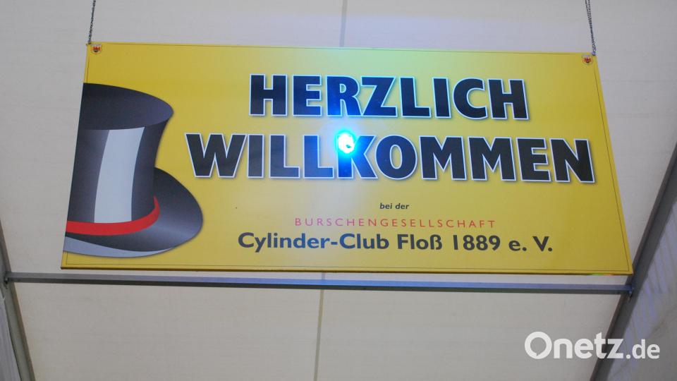 Der Cylinder-Club Floß heißt die Kirwabesucher willkommen. Bild: tss