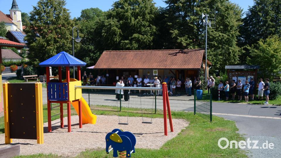 Der neue Spielplatz wurde von Hartmut Klausfelder und Bernhard Müller gesegnet. Bild: ak