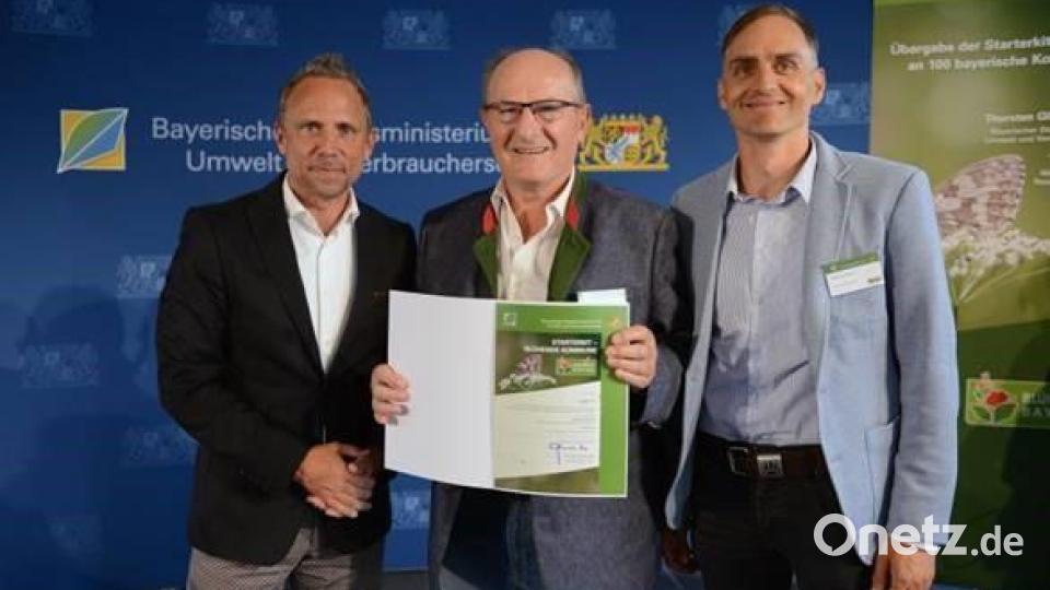 Preisübergabe in München mit (von links) Umweltminister Thorsten Glauber, stellvertretendem Bürgermeister Hubert Blödt und Bauamtsleiter Alexander Greiner. Bild: Roland Strehl/exb