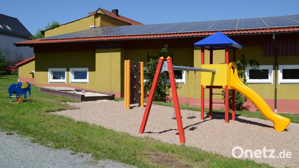 Der neue Spielplatz biete ein Spielgerät mit Rutsche und zwei Schaukeln, eine Kletterwand, ein Wipptier in Elefantenoptik und einen Sandkasten. Bild: ak