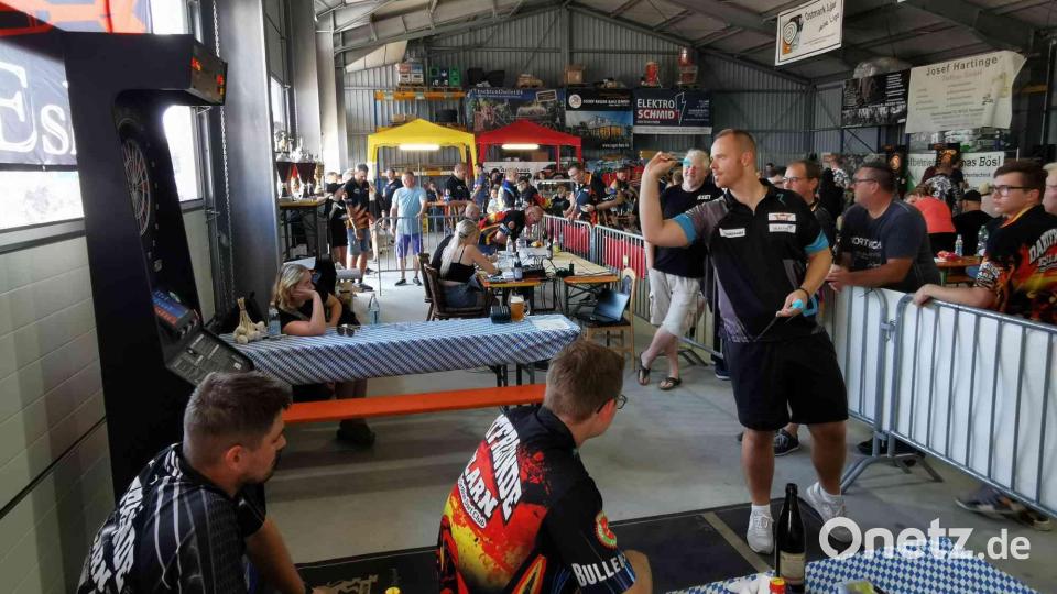 Der ehemalige Dart-Junioren-Weltmeister Max Hopp wirft sich vor dem Turnier warm. Bild: gz