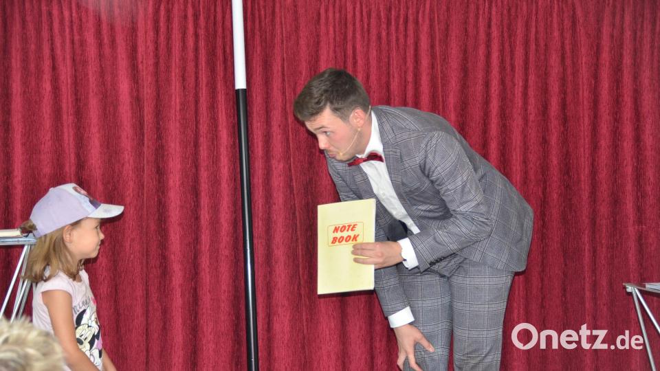 Magisch wurde es mit Zauberer Marius Koslowski. Er begeisterte Groß und Klein mit seinen Zaubertricks. Bild: ak
