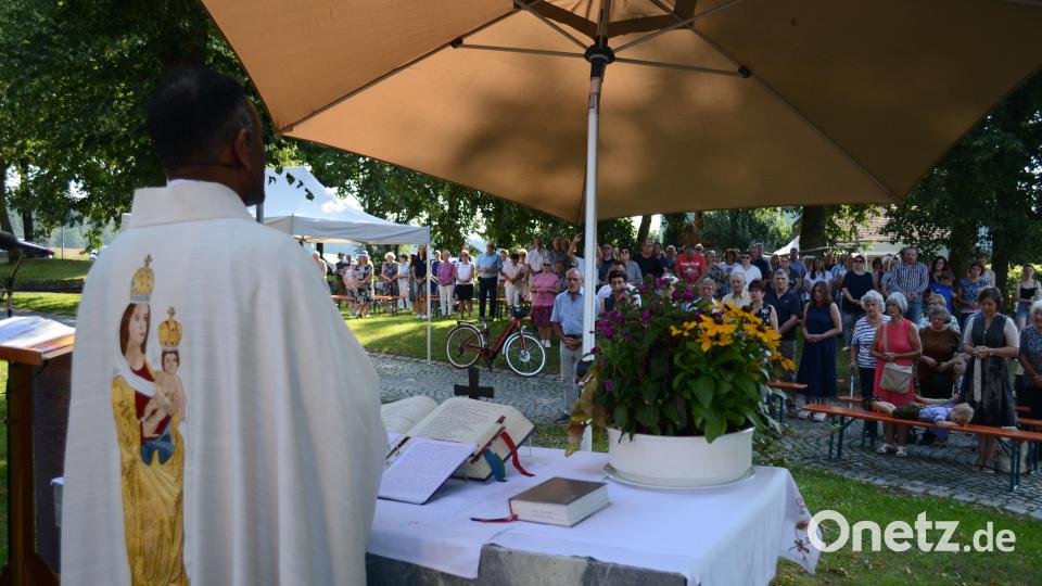 Trotz der hochsommerlichen Temperaturen kamen die Gläubigen aus dem Ort und der Umgebung zahlreich, um den Weihetag der Kapelle zu feiern. Bild: kki