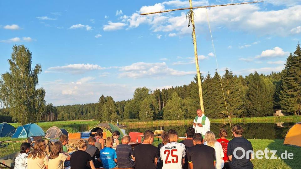 Mehrere Tage verbrachten die Waldsassener Ministranten in einem Zeltlager bei Plößberg. Hier der Gottesdienst mit Pfarrer Dr. Thomas Vogl. Bild: Lukas Scharnagl/exb