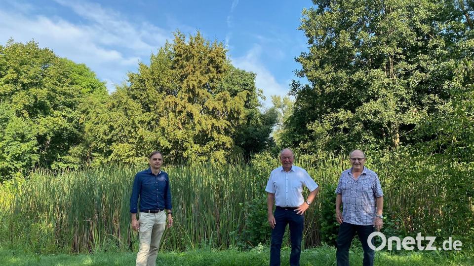 Der Kümmersbrucker Bauamtsleiter Alexander Greiner (von links), der die Bewerbung für den Blühpakt Bayern initiiert hat, begutachtet zusammen mit den Bürgermeistern Roland Strehl und Hubert Blödt das Areal an der Vils, in dem die Maßnahmen für den Blühpakt umgesetzt werden. Bild: Roland Strehl/exb
