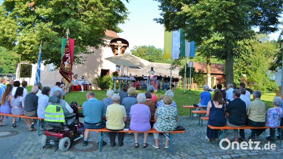 Die Gläubigen feiern die Enzenriether Kirchweih. Bild: kki