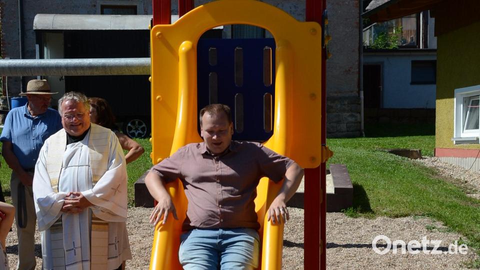 Spielplatzeinweihung Haidenaab
Bürgermeister Christian Porsch testet die Rutsche und nahm sie ab Bild: ak