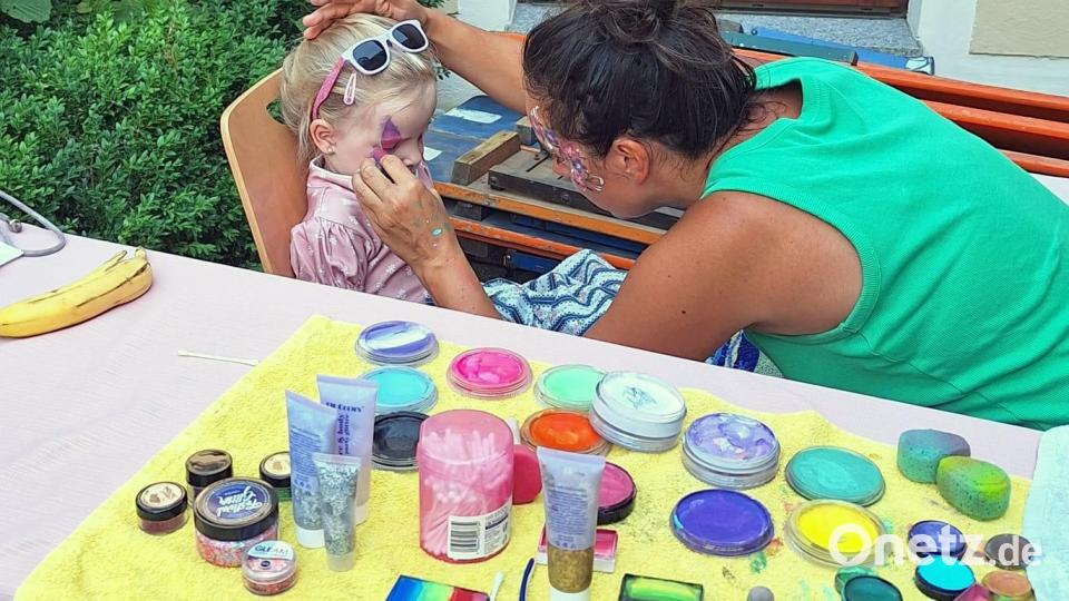 Trotz hochsommerlichen Temperaturen feierten Gäste am Turnerplatz Kirwa. Für die Kinder gab es tolle Motive zum Schminken. Bild: exb; Kirwaverein/Kerstin Gerchau