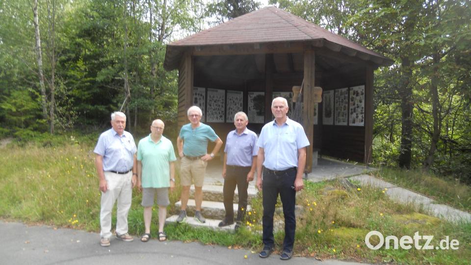 Sie feiern den Abschluss der Renovierung (von links): OWV-Vorsitzender Helmut Erndt, Schatzmeister und Pressewart Josef Bauer, Franz Rosner, Franz Kerbeck und Herbert Kraus. Bild: jba