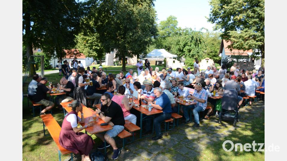 Auf dem idyllischen Platz unter den hohen Bäumen ließen sich die Gottesdienstbesucher Weißwürst, Brez&#039;n und vor allem eine kühle Halbe schmecken. Bild: kki