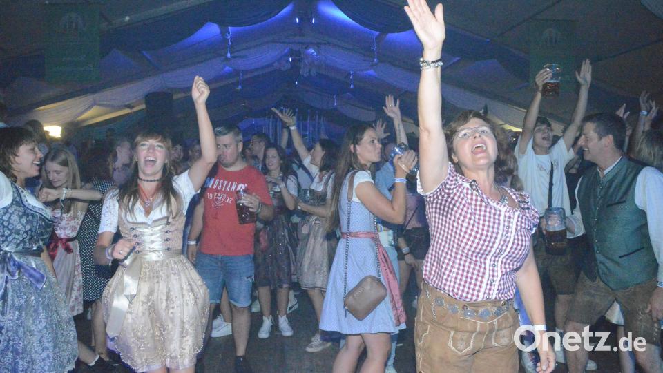 Die Besucher haben Spaß am ersten Kirwaabend in Floß. Bild: bey