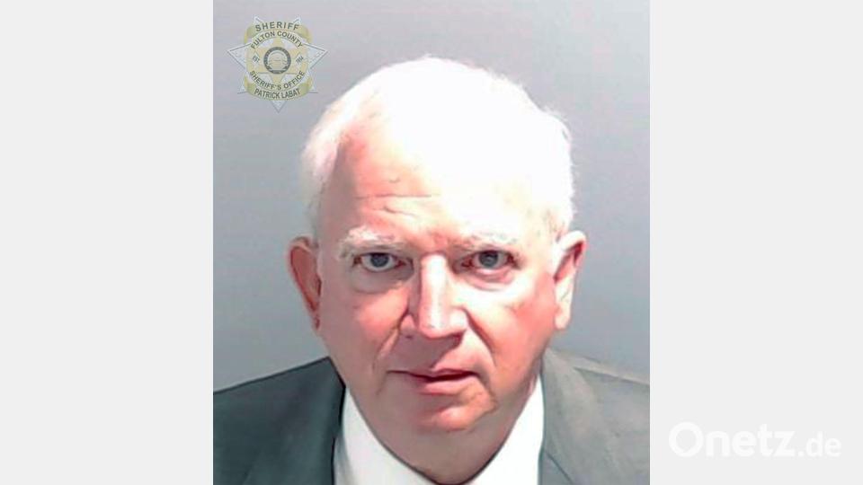 Dieses Polizeifoto oder auch „mug shot“ zeigt John Eastman, einen ehemaligen Anwalt des US-Präsidenten Trump. Bild: Uncredited/Fulton County Sheriff's Office/AP/dpa