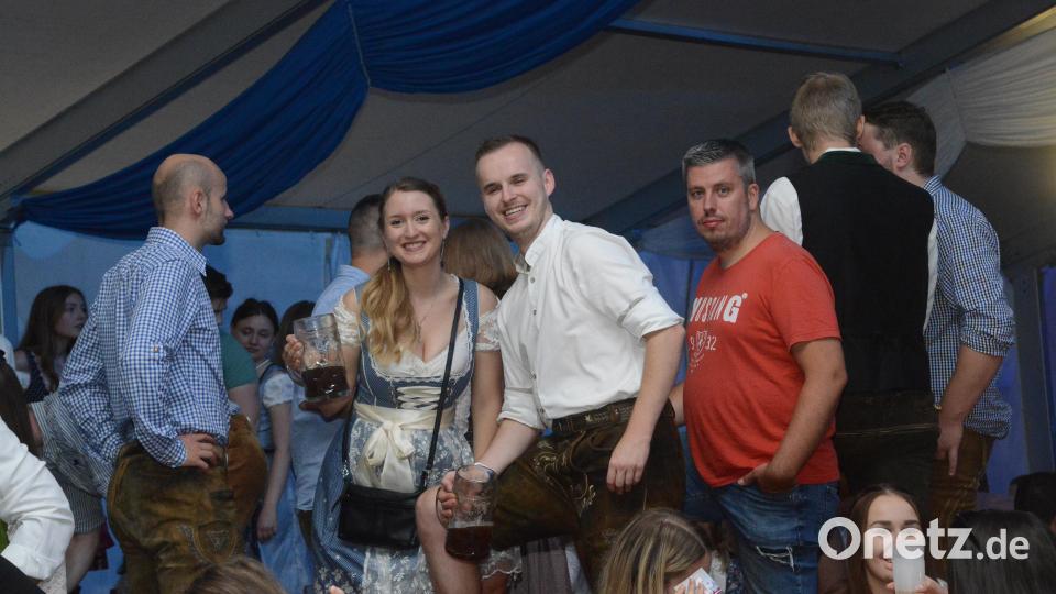 Die Stimmung ist gut am ersten Kirwaabend in Floß. Bild: bey