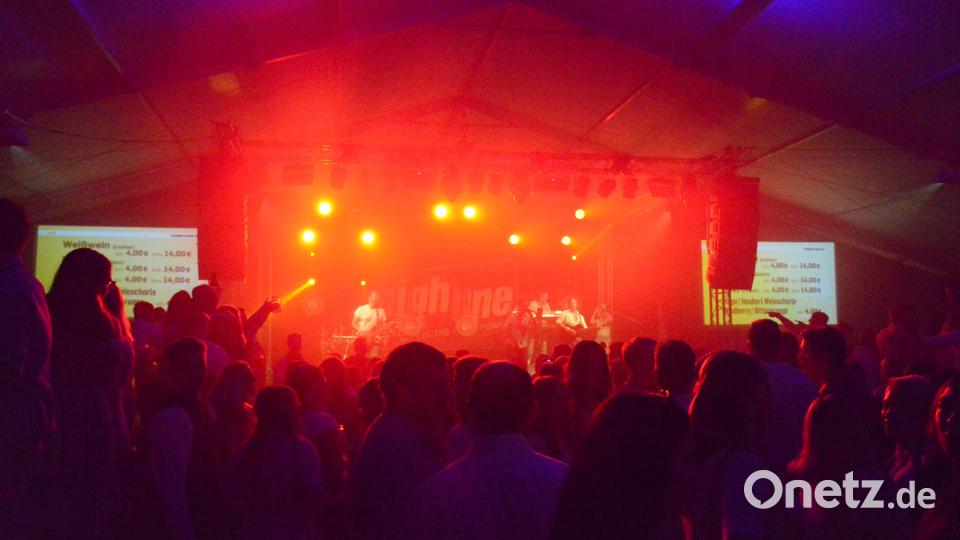 Die Band &quot;Highline&quot; macht den Auftakt auf der Floßer Kirwa. Bild: bey