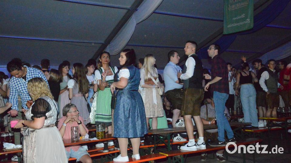 Bei den ersten Klängen der Musik, stehen die Besucher der Floßer Kirwa auf den Bierbänken. Bild: bey