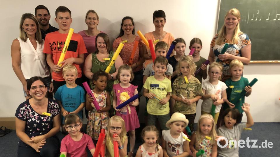 Boomwhackern, das Musizieren mit bunten, exakt gestimmten Kunststoffröhren, bietet Ehenbachtaler Blaskapelle Schnaittenbach den Kindern an. Bild: Heidi Walter/exb