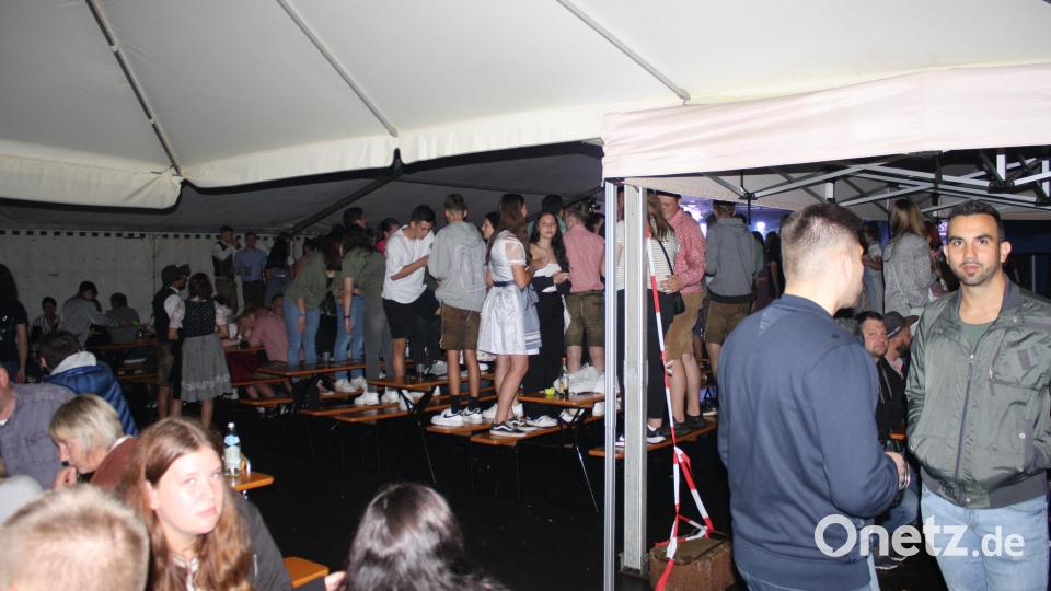 Party pur beim KLJB-Kirwa-Konzert der &quot;Lederhosenlackel&quot;. Bild: edo