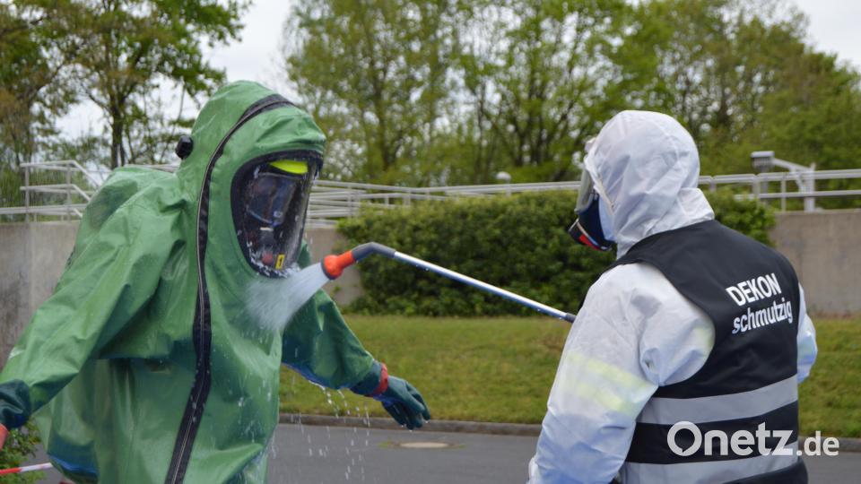 Der &quot;Schmutzig&quot;-Mann wäscht den kontaminierten Chemikalienschutzanzugträger ab. Bild: egl