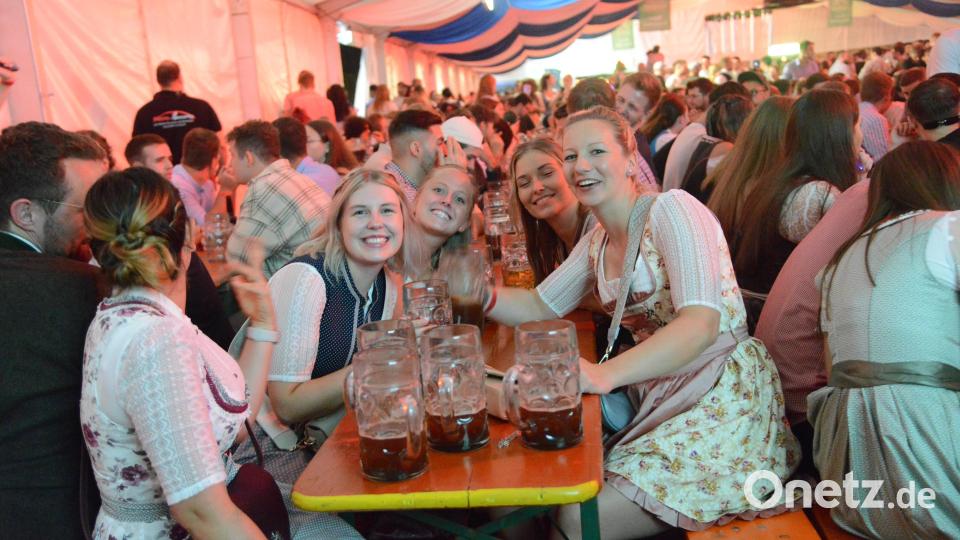 Im Partyzelt wurde auf der Flosser Kirwa kräftig gefeiert. Bild: bey