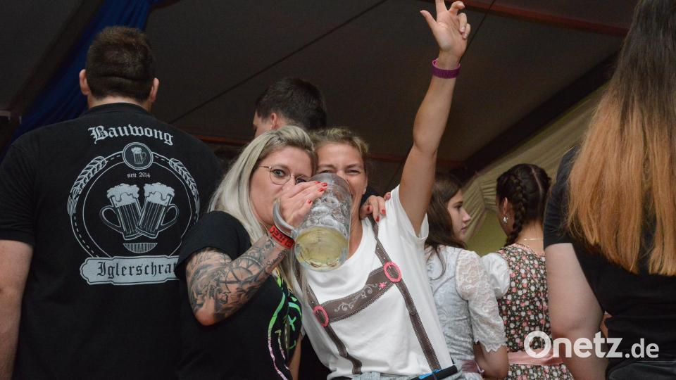 Im Partyzelt wurde auf der Flosser Kirwa kräftig gefeiert. Bild: bey