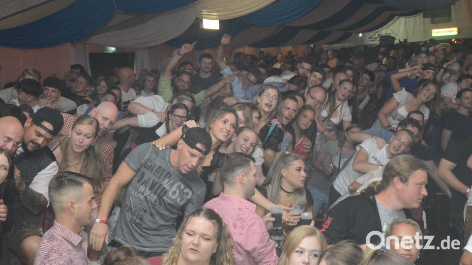 Im Partyzelt wurde auf der Flosser Kirwa kräftig gefeiert. Bild: bey