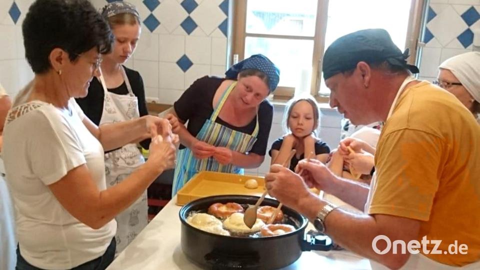 Frische Käichla gehören einfach zur Kirwa dazu. Der Verein &quot;selwa gmacht&quot; hat sich am Samstag persönlich darum gekümmert. Bild: edo