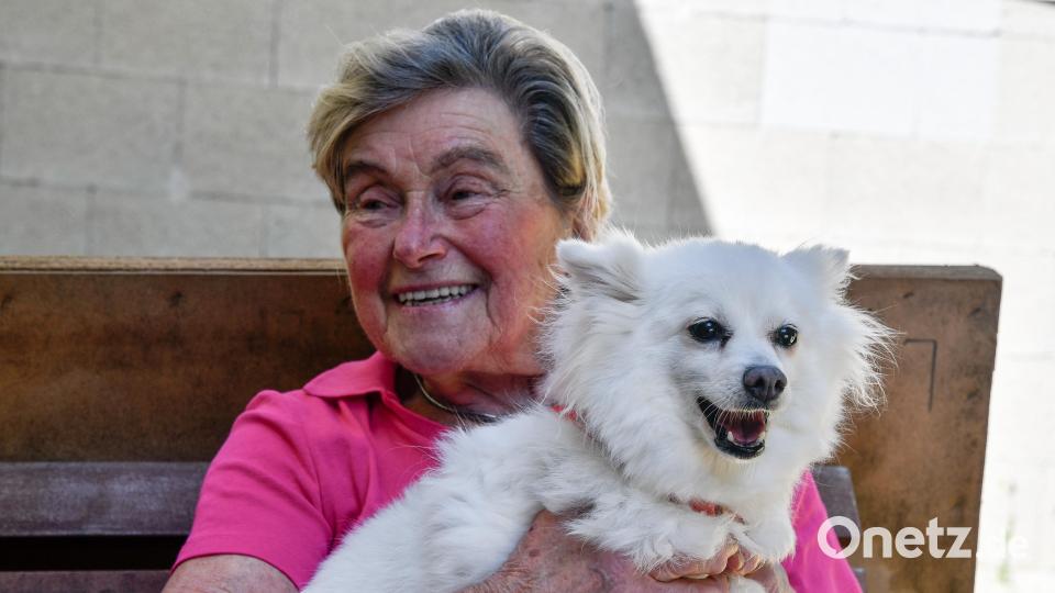 Annelies Gläßl und Sissi. Die 82-Jährige ist eine treue Gassigeherin im Tierheim. Bild: Petra Hartl
